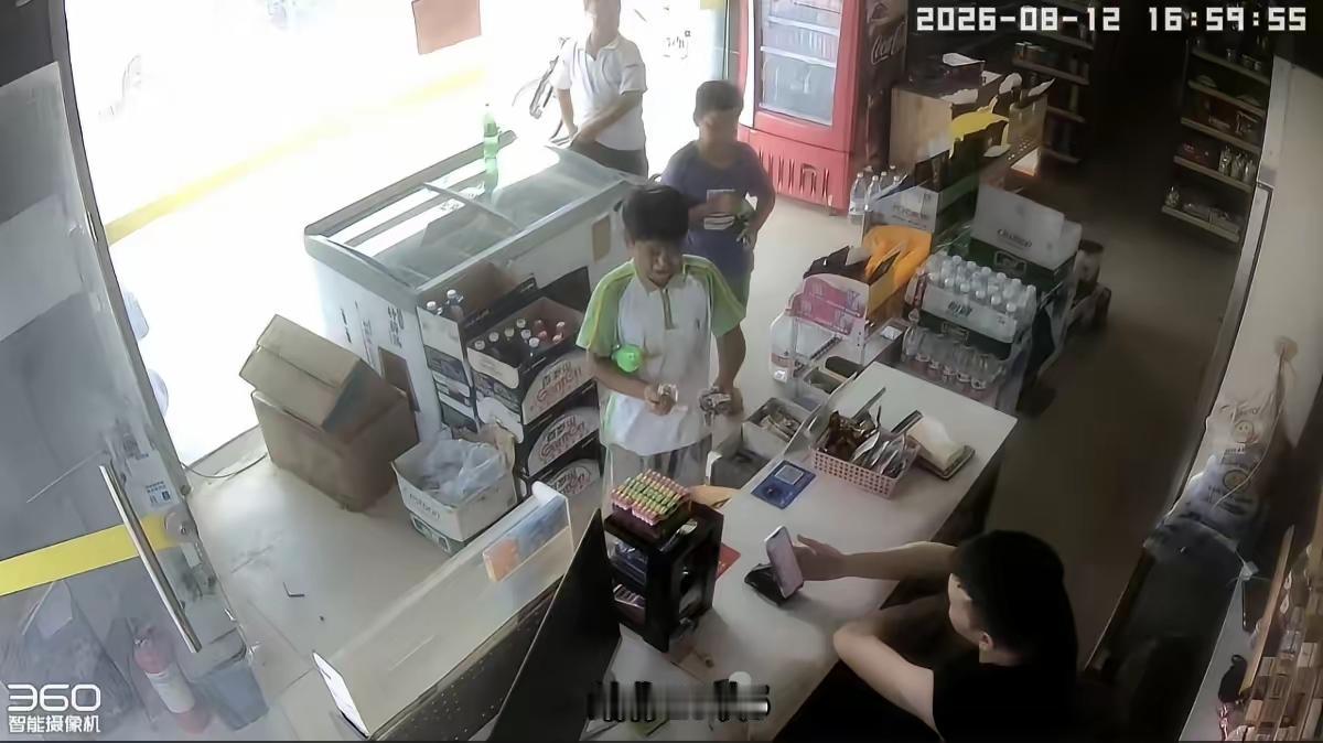 广州这家小店发生的一幕，看完心里暖暖的。三个孩子到超市买东西，闲聊得知老板生