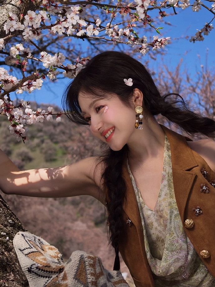 李兰迪双麻花辫造型李兰迪春日少女明媚感李兰迪这组春日照完全就是明媚少女来的吧！