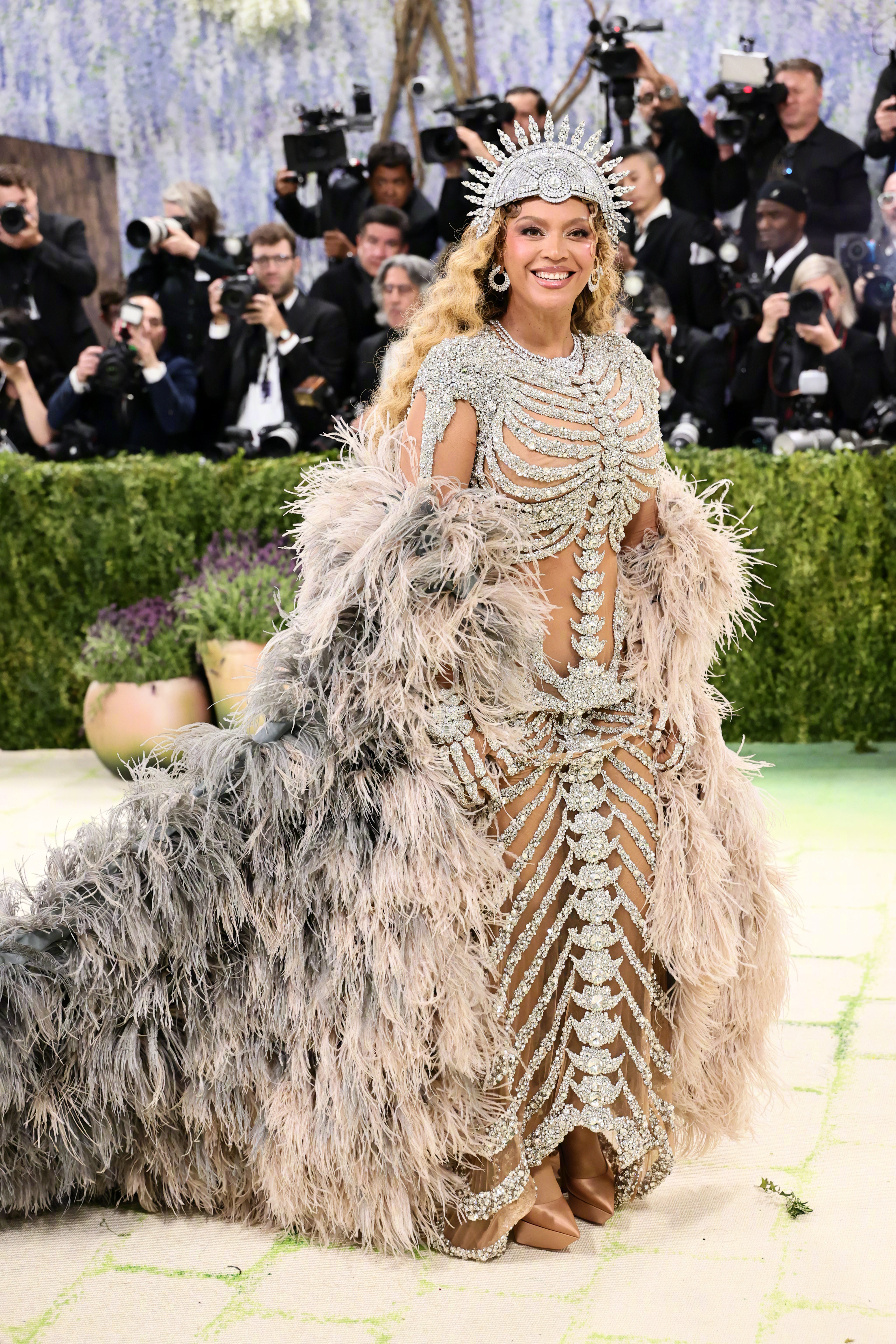 Beyonce亮相metgala红毯，穿了OlivierRousteing