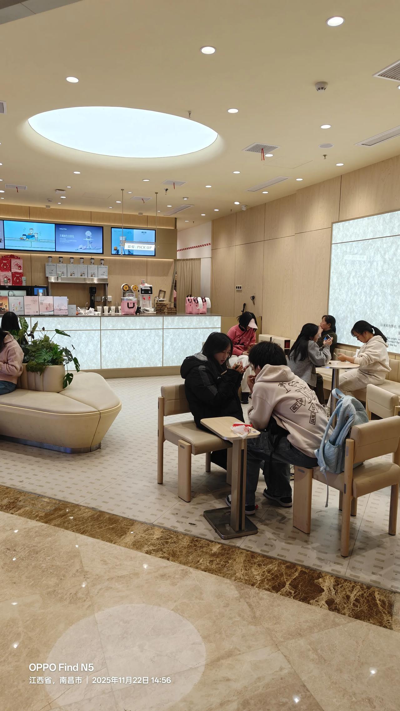 十块的盒饭都是男人在吃，二十块的面包奶茶都是女人在消费，为什么？？？？有女人觉