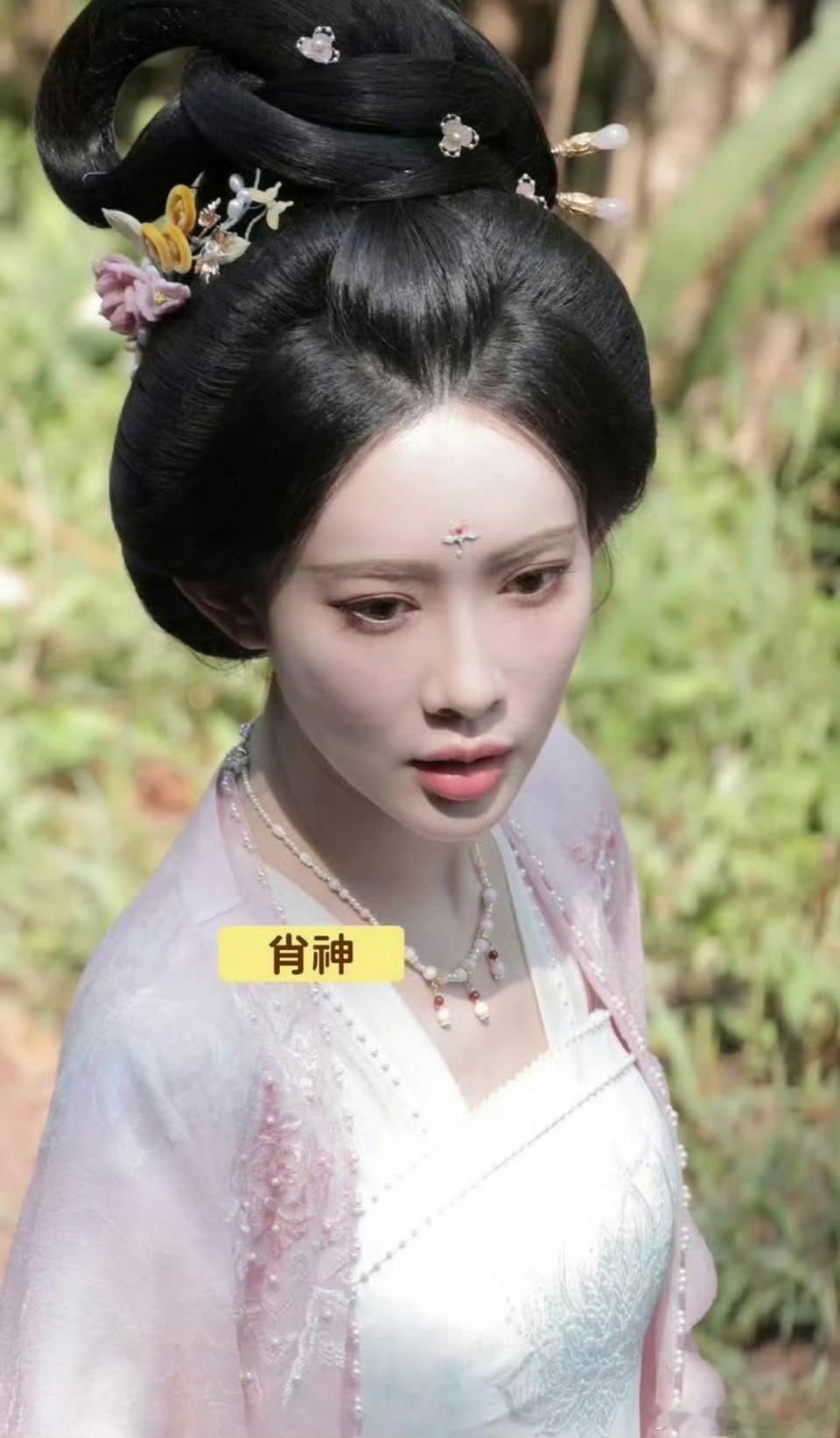 唐朝的主流审美是较丰腴，头饰繁多发髻高，没有面若银盘根本撑不起来​