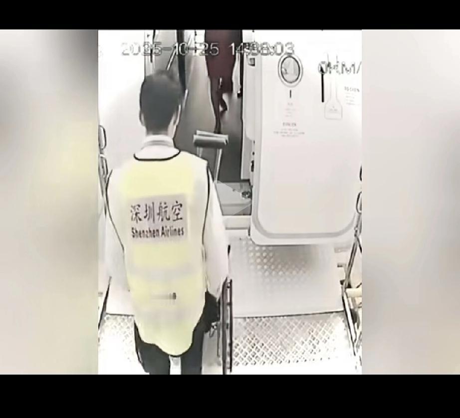 郑智化“无理取闹”了吗？日前，郑智化吐槽机场登机台过高，致使他所坐轮椅无法进入