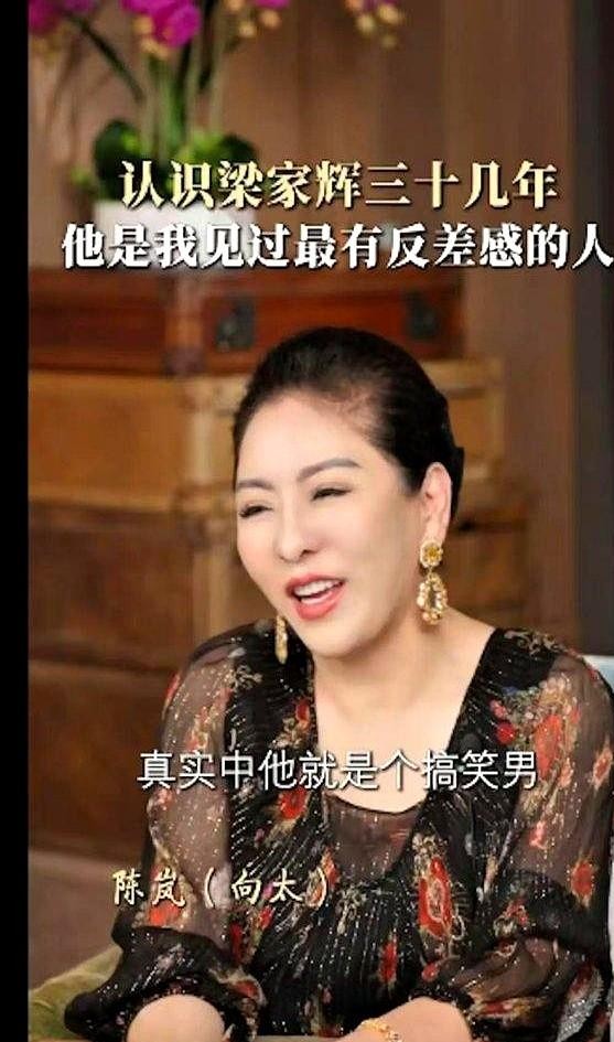 谁能想到如今德高望重的影帝梁家辉，年轻时也有当街吹口哨踢到铁板的社死现场。那会儿在戛纳街头，他冲着前