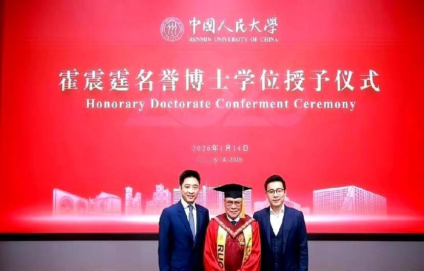 镁光灯追着霍启刚一家五口的全家福。三胎女儿的小手，郭晶晶眼角笑纹。热闹是他们