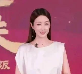 孙悦整容后，变戏法似的，顿时年轻了二十多岁。小眯缝眼不见了，白嫩的脸非常紧致，