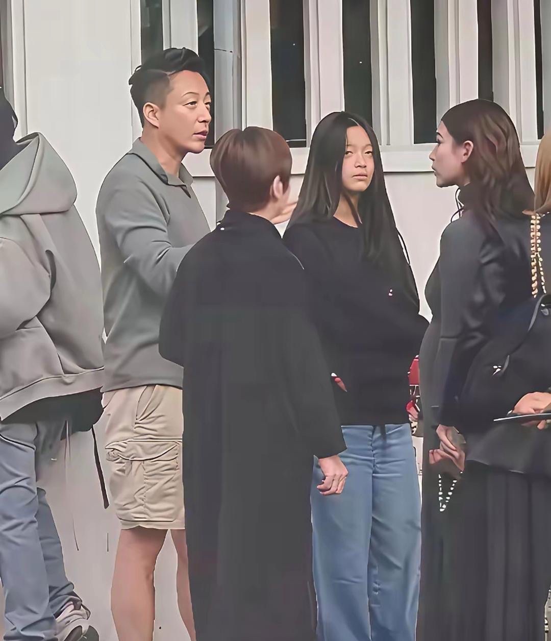大家都散了吧还是别期待了吧小玥儿长得根本不像大S，正脸和汪小菲一模一样，只是头发