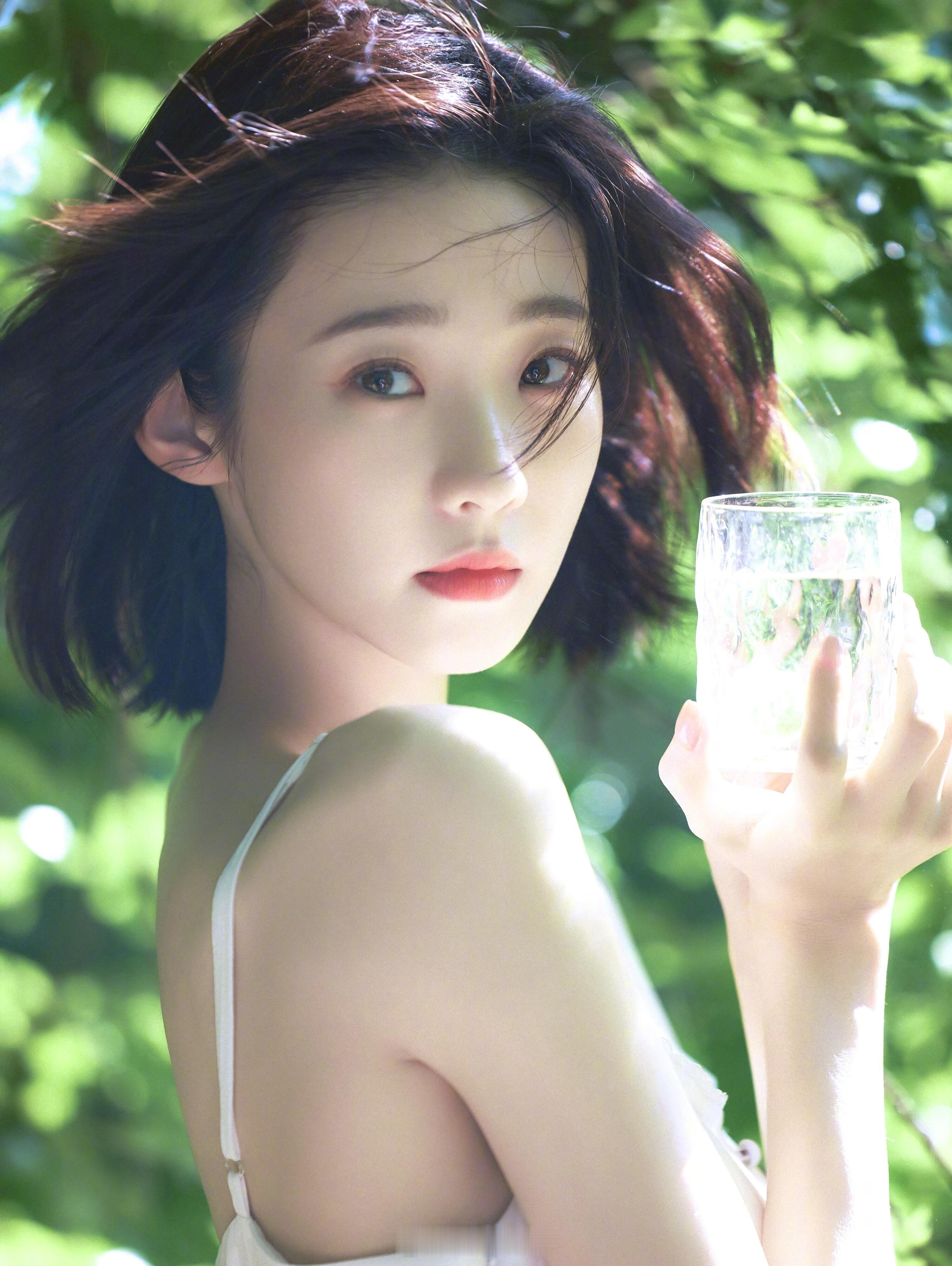 张艺凡这组照片也太夏天了吧