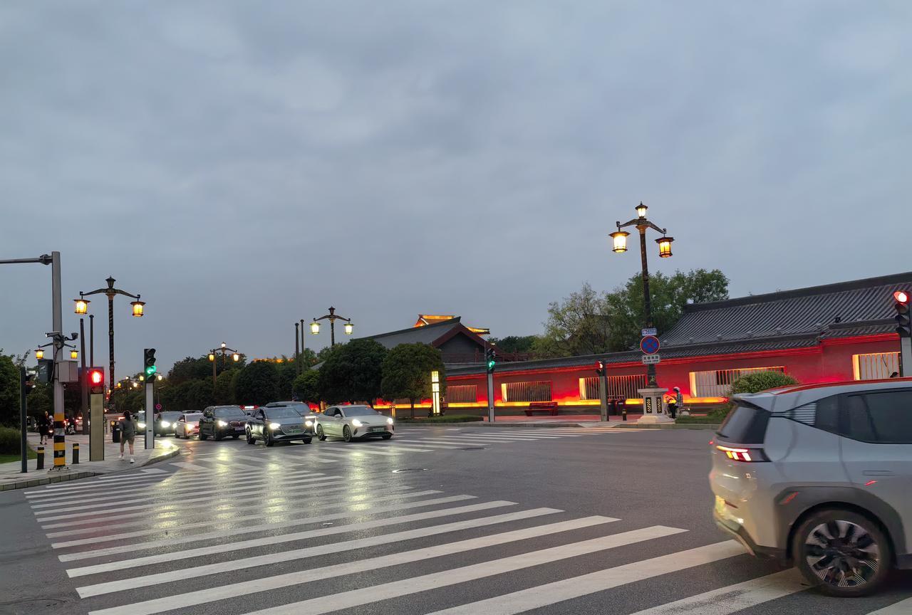 现在但凡业主群里有人鼓动大家不交物业费，和物业闹事的，我都不会理睬，甚至会说服其