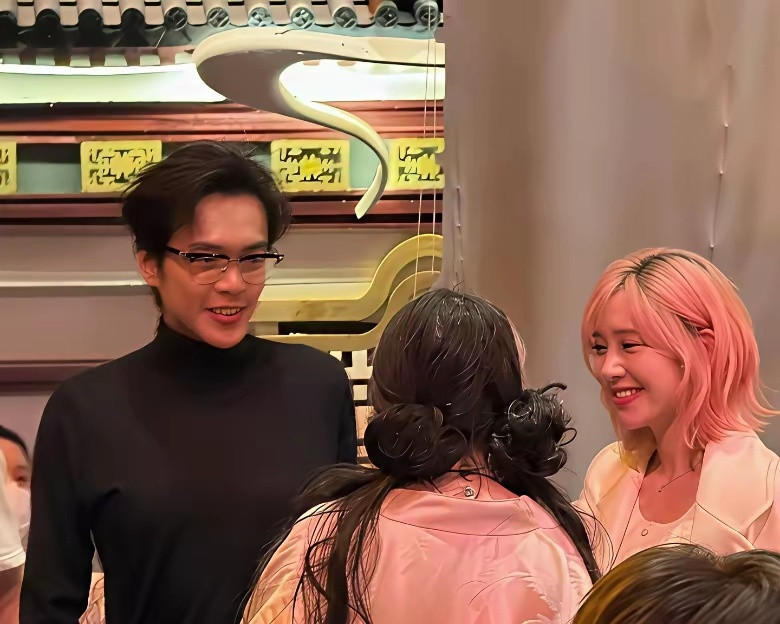 张若昀唐艺昕夫妇一同出席朋友婚礼，瞬间成为婚礼上的焦点轻语瓜田日常