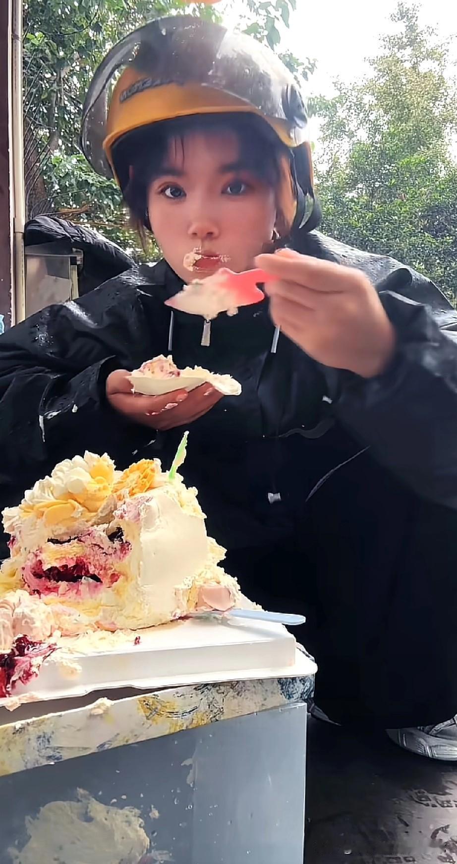 众包妹子蹲路边啃烂蛋糕刚刷到这画面，直接给我看愣了——黄头盔还扣在头上，外卖