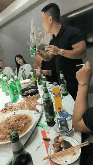 大哥是个豪爽的人，就是不知道他的身体扛不扛得住。