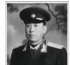 1943年，八路军排长伪装汉奸，在日军宴会上大吃大喝，旁边一个日军头目问：“你是