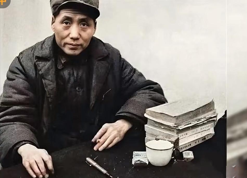 毛主席目光炯炯，看透历史、把握未来！一只笔、一包烟、一个老旧的搪瓷杯，几卷翻了