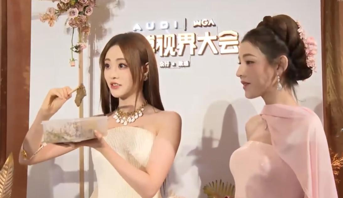 祝绪丹谁家女明星自己带烤肉哈哈哈哈，祝绪丹这波操作太秀啦！在微博视界大会红毯