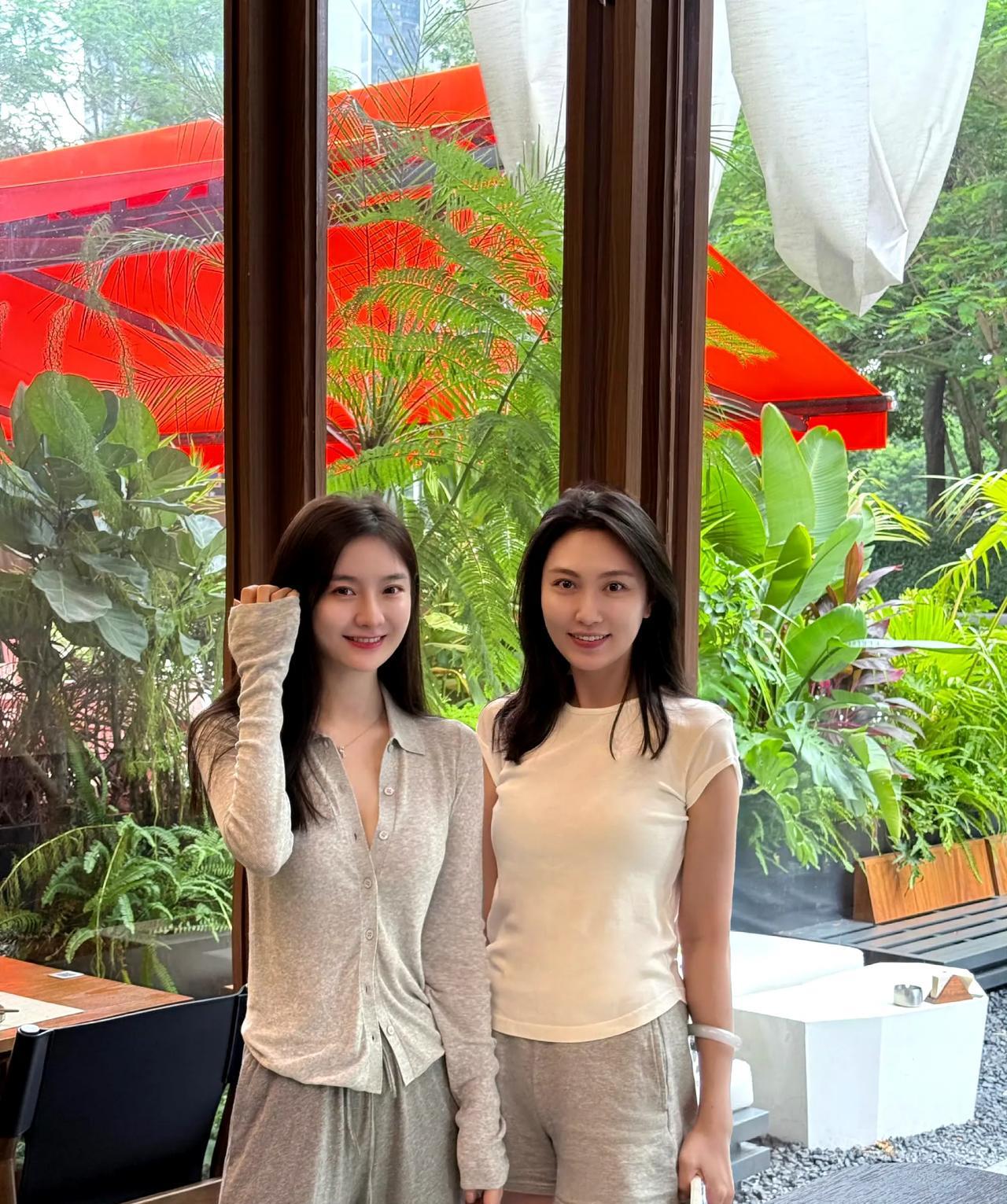 闺蜜下午茶时光，绿植环绕的惬意午后