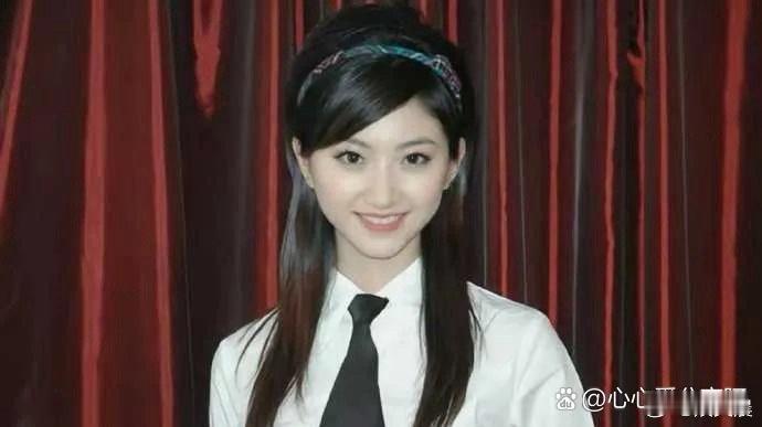 18岁的景甜也太绝了，满脸胶原蛋白，清纯又粉嫩，满是少女的清甜与灵动。