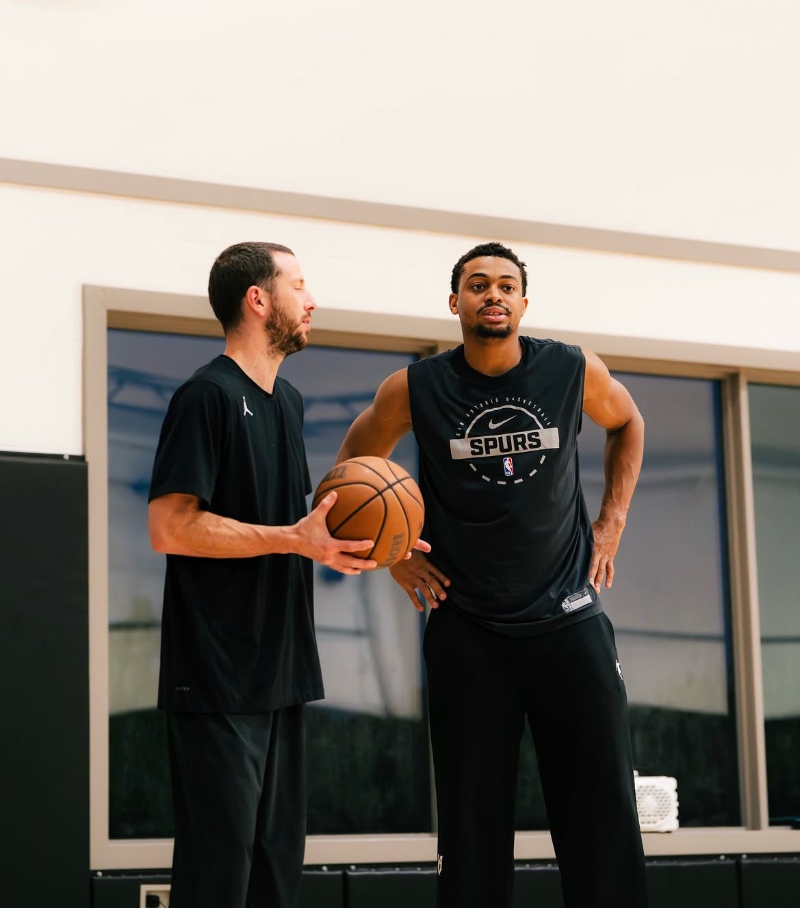 凯尔登休赛期训练🏀跟训练师的AJ对上了超话创作官｜圣安东尼奥马刺｜凯尔登约