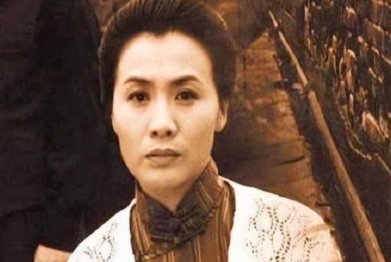 “你还记得我吗？我是当年你救过的那个乞丐啊。”1950年，宋时轮到一家饭店用餐，