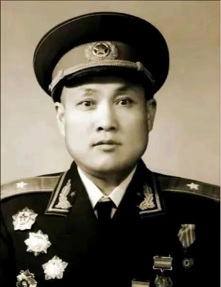 1997年，开国少将詹大南把一沓钱放在桌上，对七位子女们说道：“这里有42000