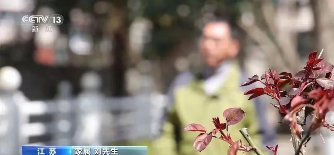 江苏扬州，一男子接到父亲同事打来的电话，说他父亲出事了，人在医院，可奇怪的是，男