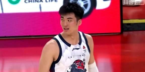 听到于德豪赛季报销的消息，心里咯噔一下。那个场上满场飞奔、死缠烂打的防守“疯狗