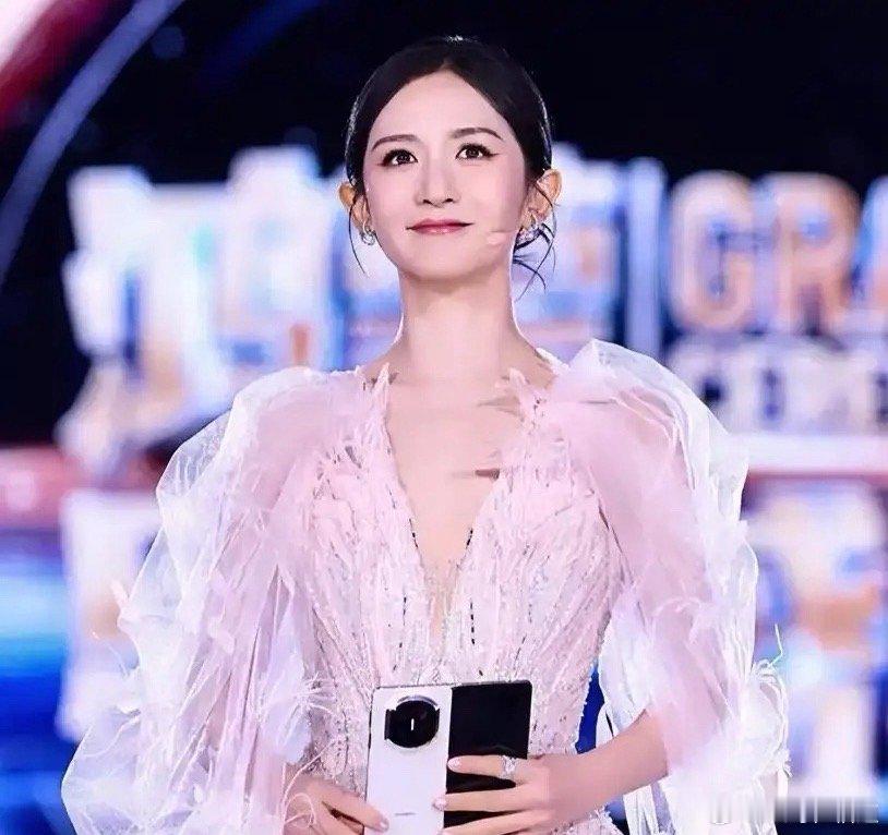 我敢打包票，张杰今晚得开心的睡不着了，谢娜在鸿蒙星光盛典上的表现，真的应了那句话
