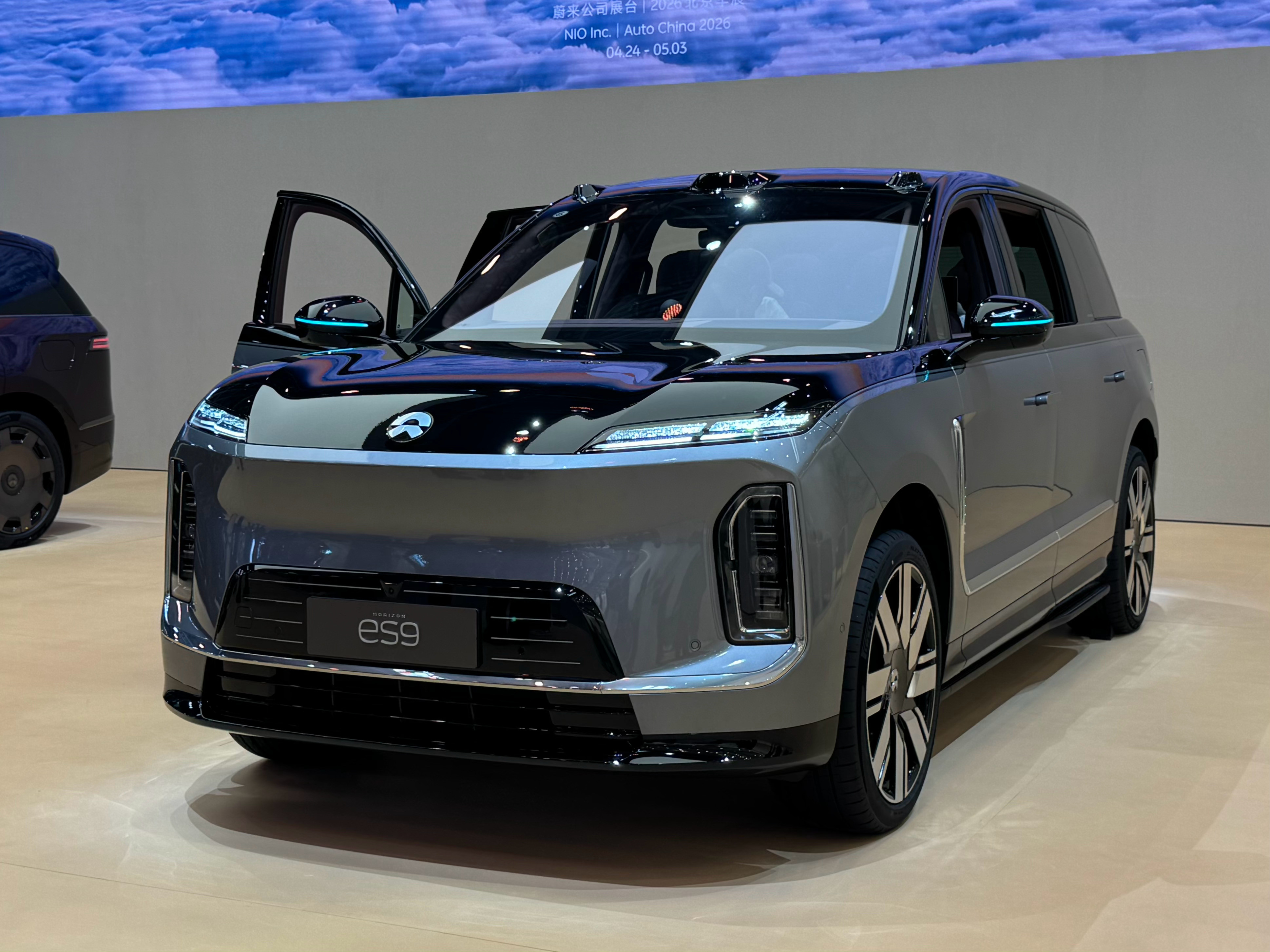 这次北京车展，蔚来是真豪气啊！直接包了半个馆，现场展车ES9放的最多，这车目前的
