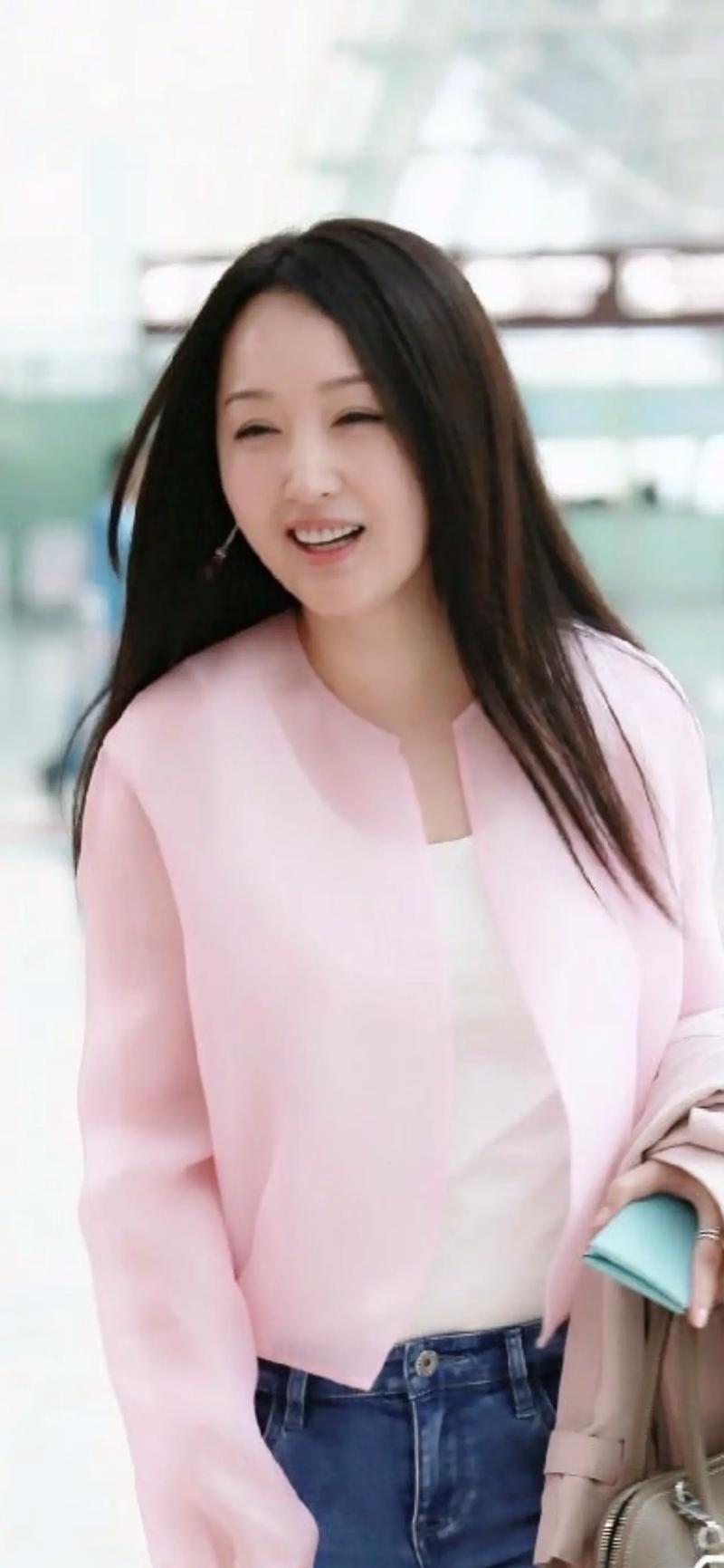 杨钰莹的孩子之谜大家猜了这么多年，有网友说2011年在深圳见过他带三四岁小男孩，