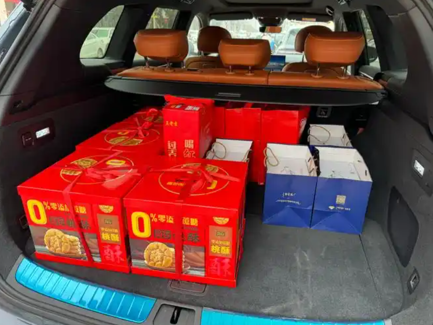 这张图的转发量比小米 yu7 的销量都高了吧？很明显，把后排靠背的角度调到最大，