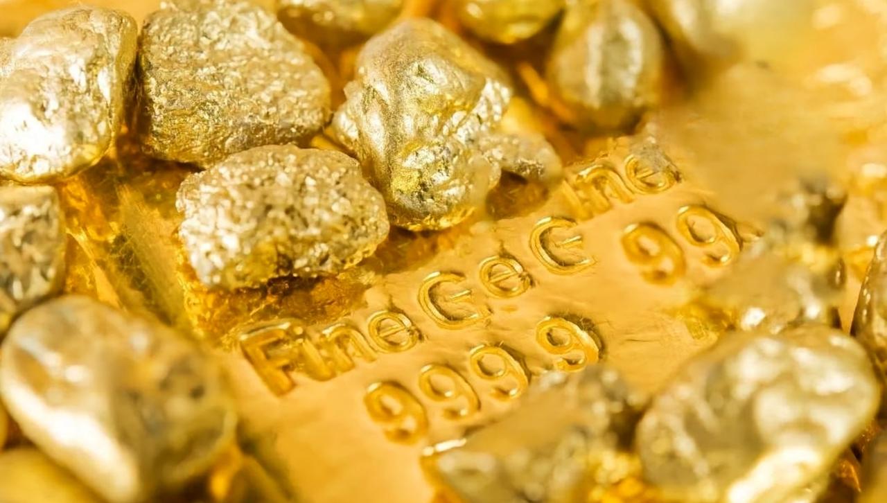 黄金还能跌回900元/克吗？我攥着手机账单，指尖泛白，房贷每月少还600元，可黄