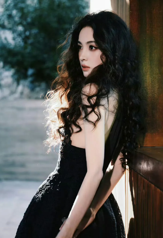 古力娜扎微卷长发配微醺妆容冷淡脸，很美又很森系!