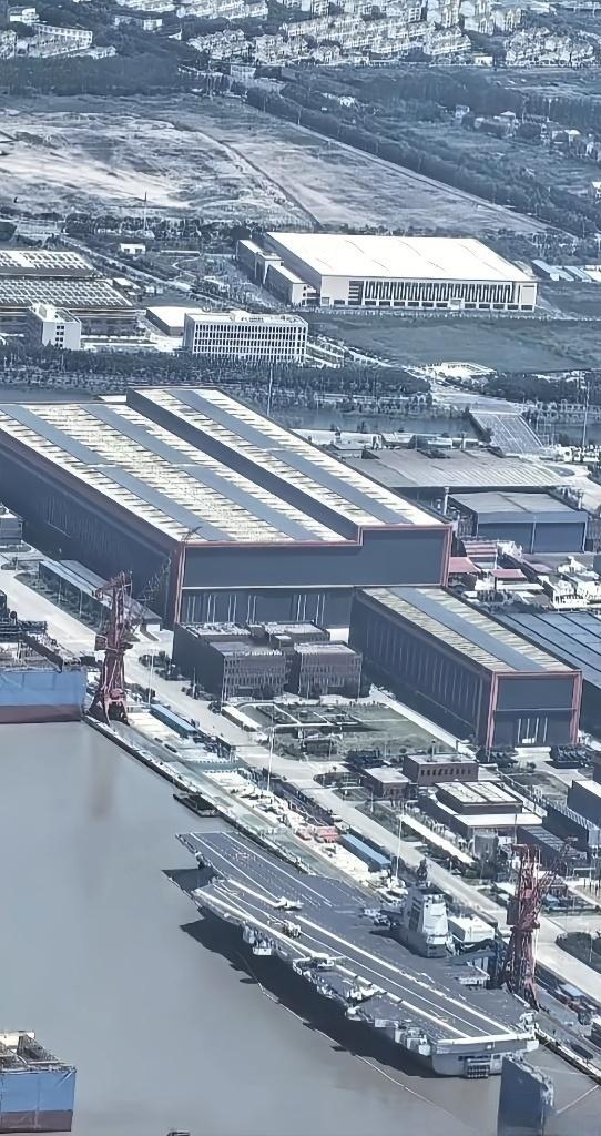 003福建舰近照[并不简单]没太大变化，距离上次试航完毕已经三个多月了，接下来