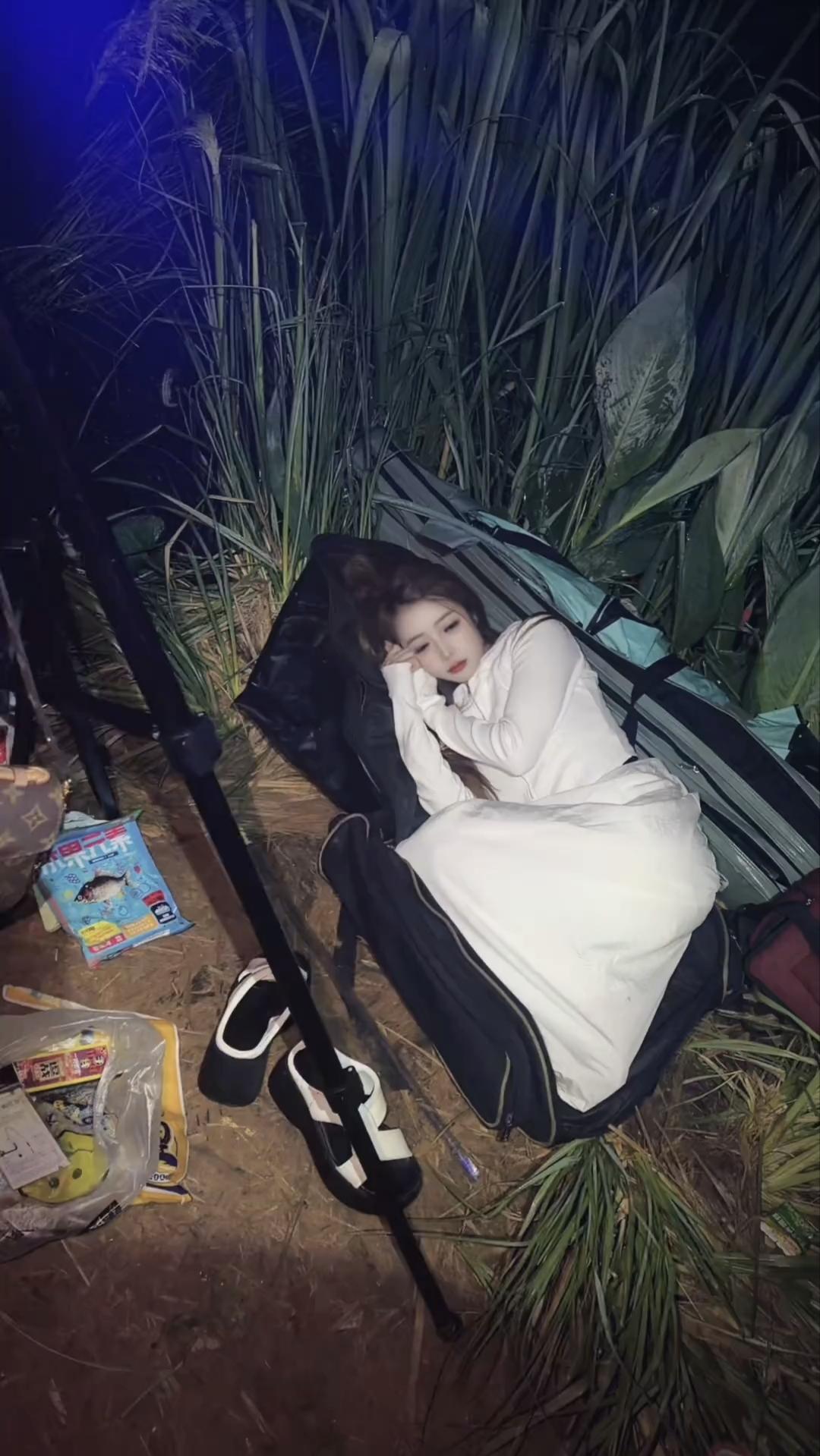 看到她睡着的那一刻，我突然觉得不能再这样钓鱼了，她能义无反顾的陪着你通宵达旦，困