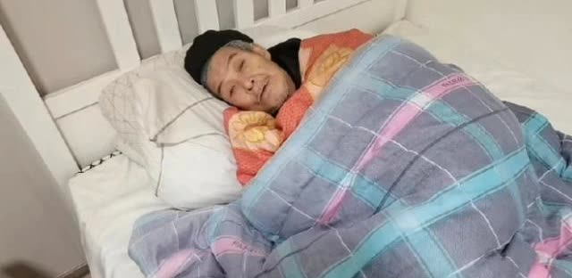 上海一男子在年轻的时候就入了美国国籍，可到了退休的年纪他又回到了故土，并且想着领
