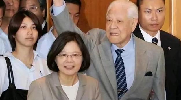 一些“台独”分子，开始逃离台湾，他们转移家产，私密买下黄金，想长期移民海外。台