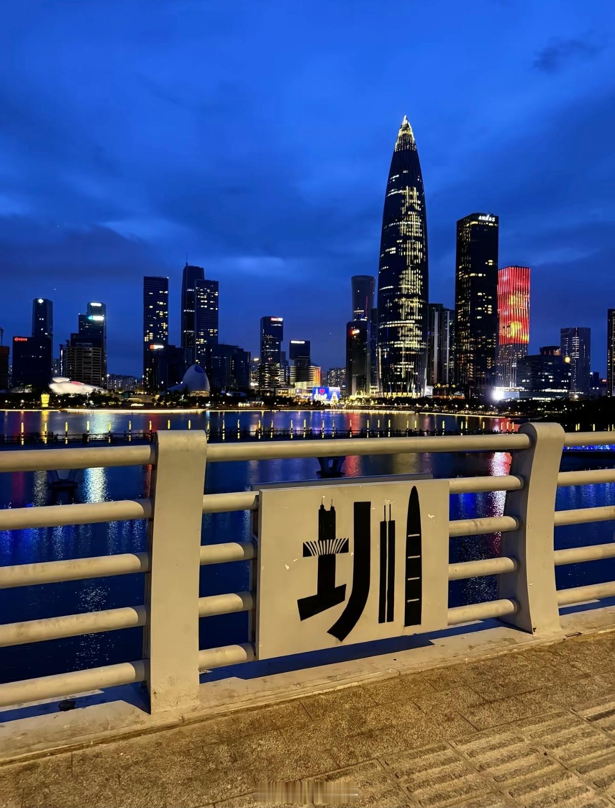 深圳平均月薪1.4W，中位数7500元，在四个一线城市里面排第二。其中北京690