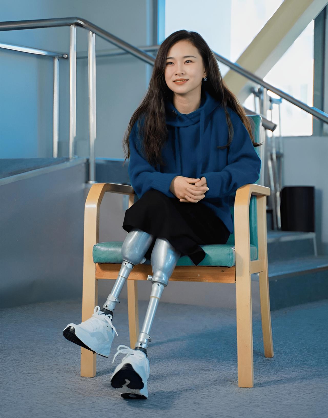 2008年，廖智在地震中失去了双腿，早已出轨的丈夫趁机带着女儿离开了她，然而，身
