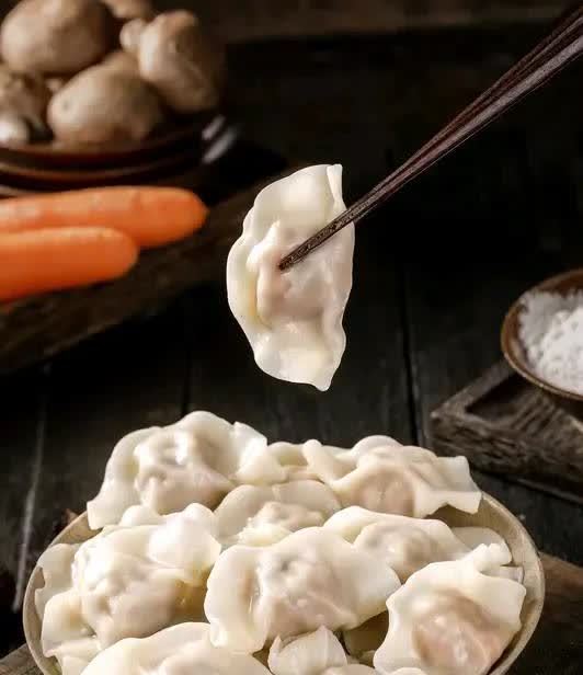 韦世豪被骂失控事件原由，是天津球迷喊了“韦世豪，我XX饺子”“饺子”指的是韦