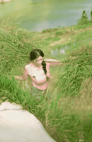 都什么年代了还有人打猪草？该说不说这个女生太能干了，多少大老爷们也挑不动这两担猪