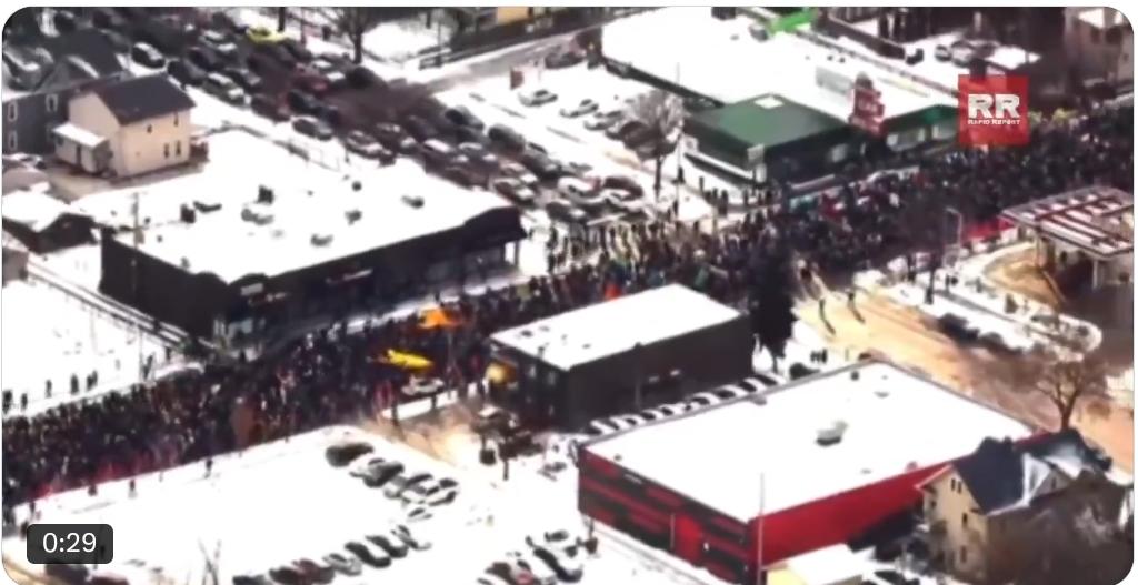 美国明尼阿波利斯：巨大的人群涌上街头。警察放弃领地。商家只能自生自灭，而暴民们正