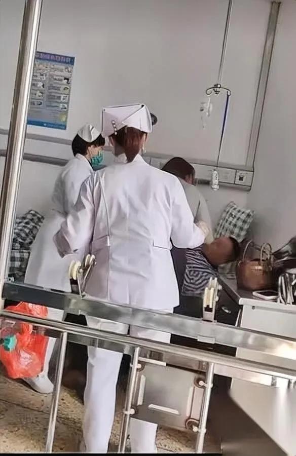 医院病房里两个女人打起来了原因你绝对猜得到——都在抢病床上那男的。江