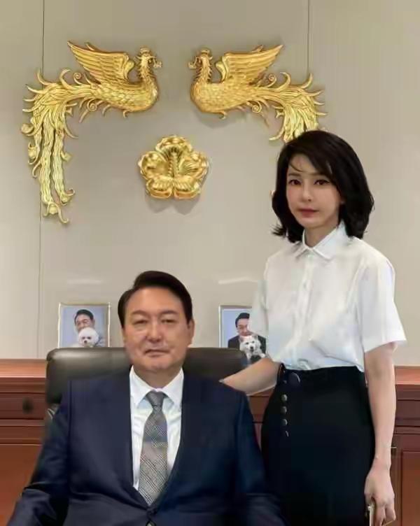 韩国总统尹锡悦对妻子金建希真的是情深义重，宁可一辈子没孩子也要娶她。尹锡悦跟金