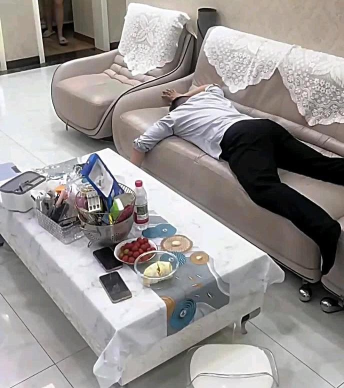 一对夫妻吵完架老公在沙发睡了14天，后来老婆不忍心去给他盖了个被子，他突然一把搂