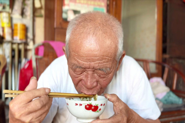 医生直言: 肝功能开始下降时, 身体常有这几个异常, 一定注意观察