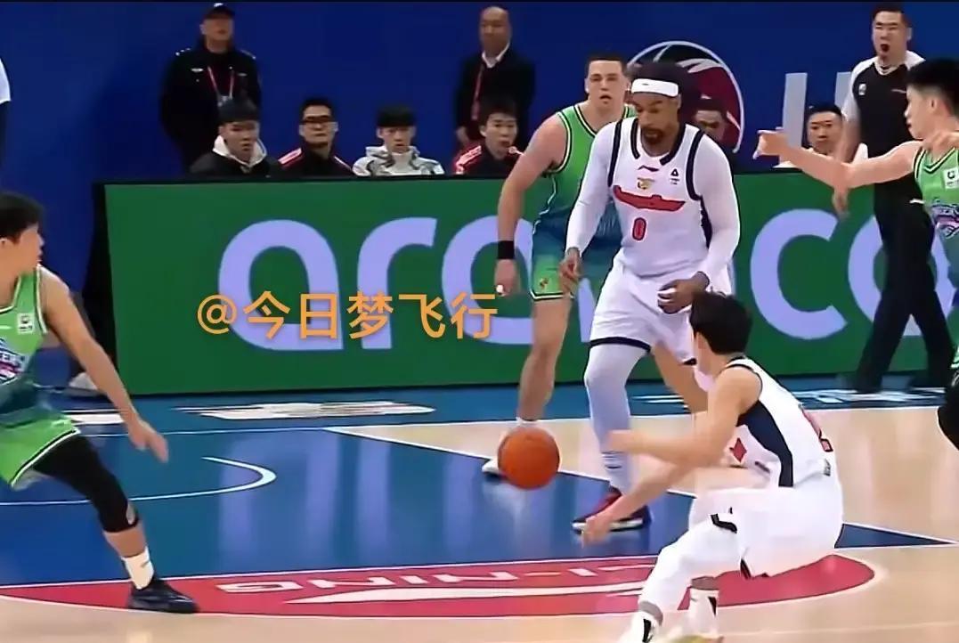 八连胜独苗今晚恐翻车广东队今晚飞北京，带着不败金身，却拖着残阵。杜润旺、张