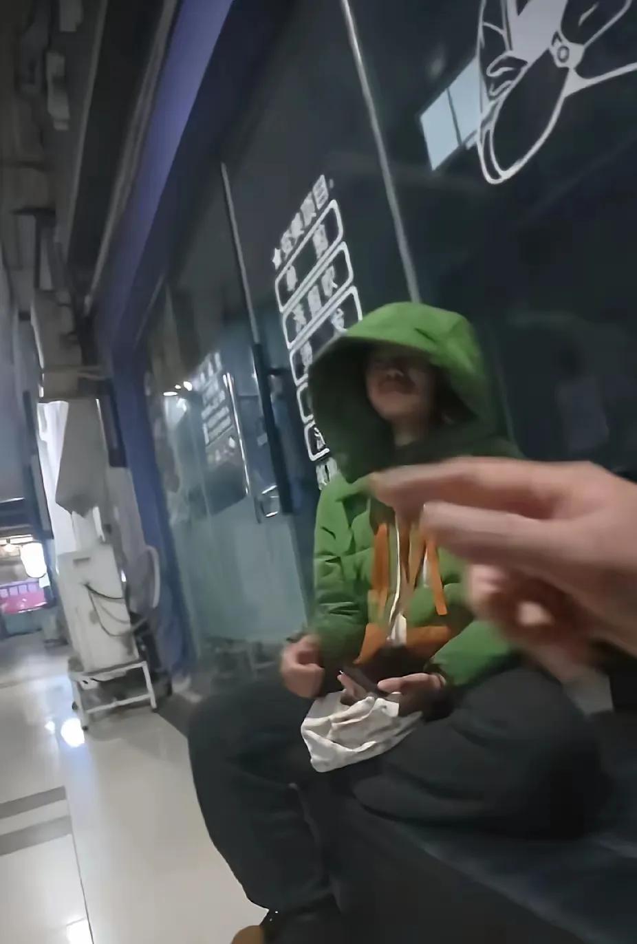 深夜的义乌街头，路灯昏黄，冷风卷着落叶在地上打着旋儿，刮在人脸上像刀子割一样疼。