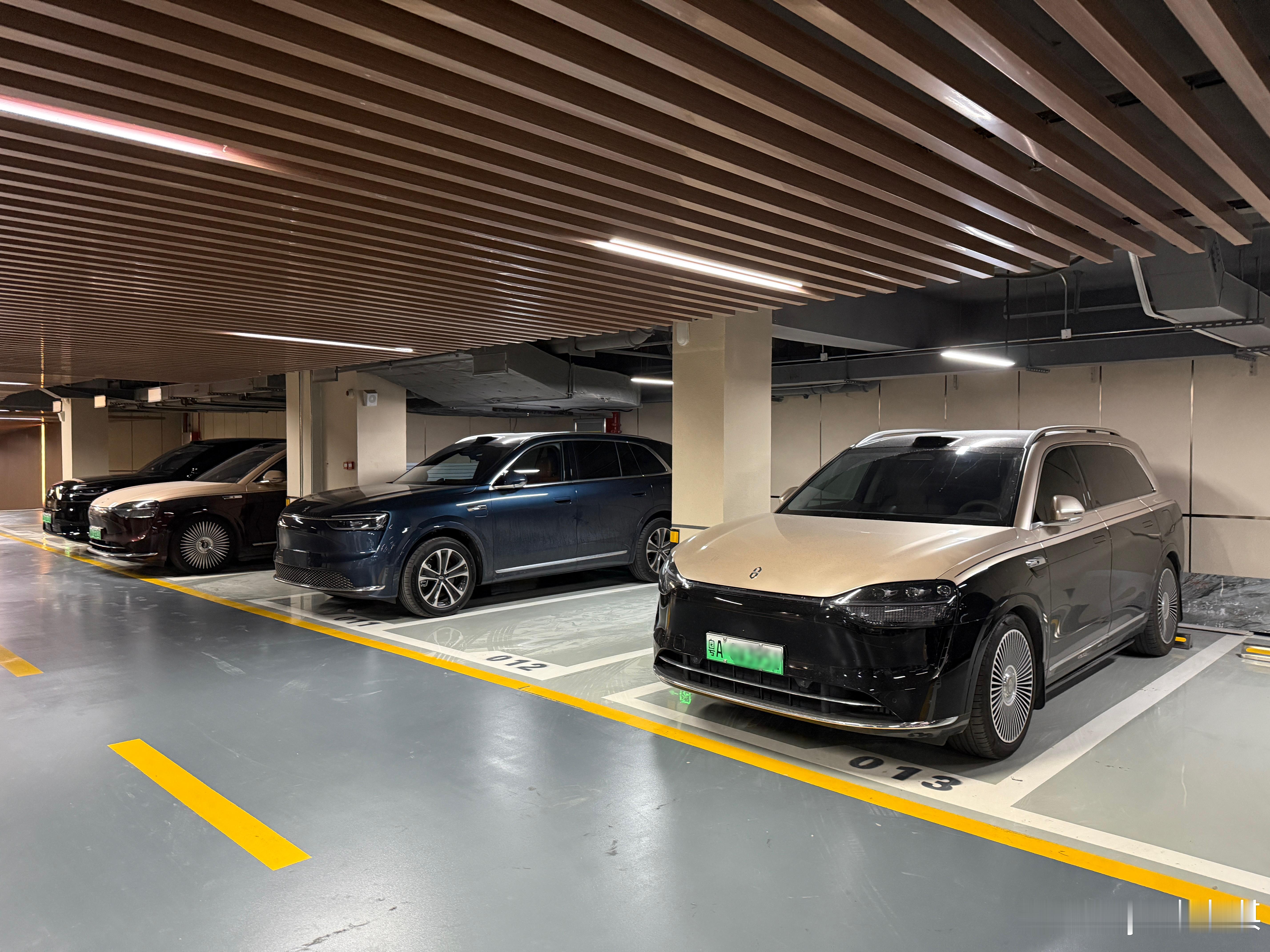 以前的中产家庭买车喜欢保时捷、奔驰和路虎，现他们更喜欢问界、蔚来、理想、腾势和仰