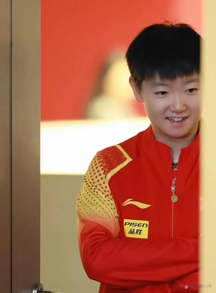 还是关于孙颖莎，网友一下角度好有意思。1、这次世界杯，出发时队伍里只有孙颖莎一