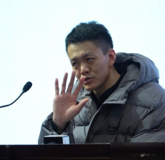 发布会直接摆手甩俩字没有？姜宇星你是把沉默是金刻进DNA了是吧？30岁老将？