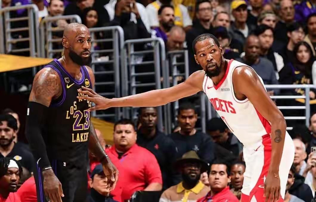 杜兰特：老哥，你是如何破解包夹的？詹姆斯：我教你一招，吸引防守包夹，要迅速出球